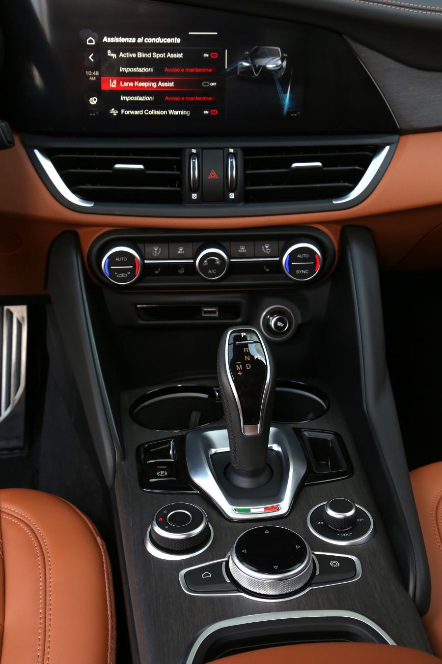 Детали интерьера Alfa Romeo Giulia Ti (952) 2019 года  (фото 10 из 32)